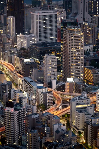 Bâtiments à angle élevé avec des lumières la nuit