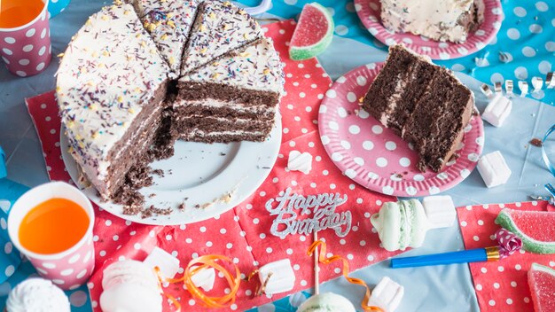 Beau concept d&#39;anniversaire avec un gâteau au chocolat