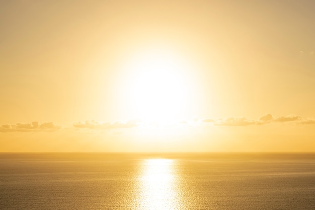 Beau coucher de soleil sur la mer