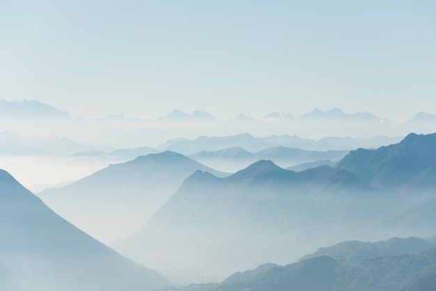 Photo gratuite beau coup de hautes collines blanches et de montagnes couvertes de brouillard