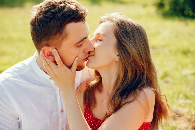 Photo gratuite beau couple passe du temps sur un terrain d'été