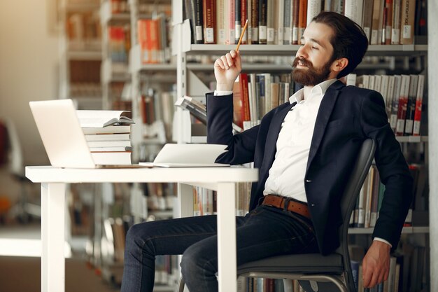 Beau mec étudier à la bibliothèque