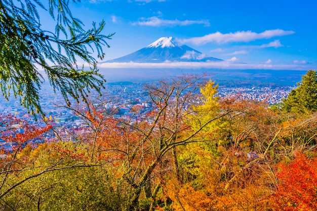 Photo gratuite beau paysage de montagne fuji autour de feuille d'érable en automne