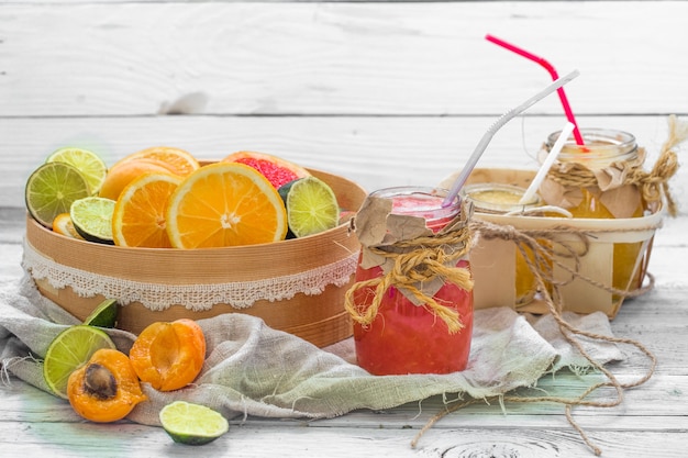 Photo gratuit beaucoup de fruits frais, coupés sur un mur en bois, boisson, nourriture saine