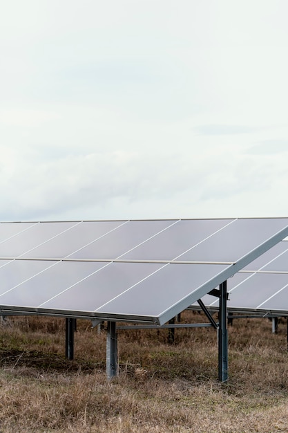 Photo gratuite beaucoup de panneaux solaires produisant de l'électricité