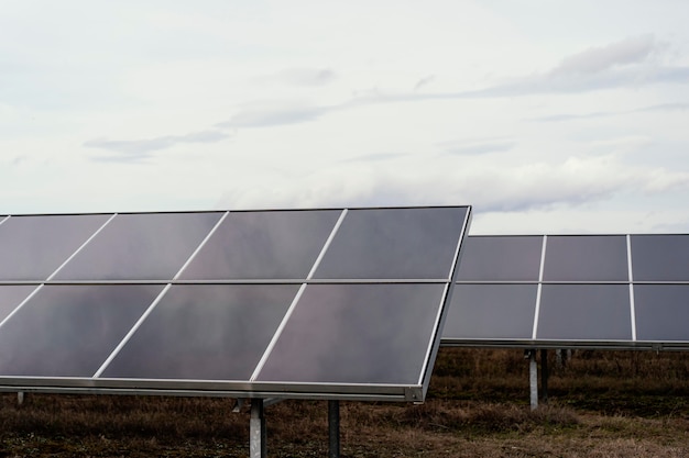 Photo gratuite beaucoup de panneaux solaires sur le terrain produisant de l'électricité avec copie espace