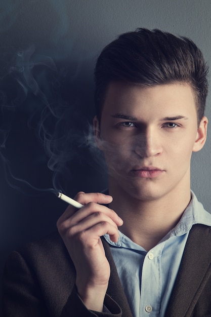 Bel homme avec cigarette