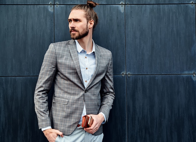 Bel homme en costume à carreaux gris