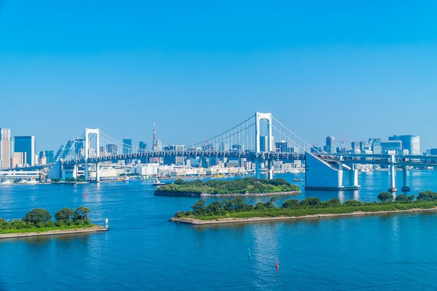 Photo gratuite belle architecture bâtiment cityscape de tokyo city avec pont arc-en-ciel