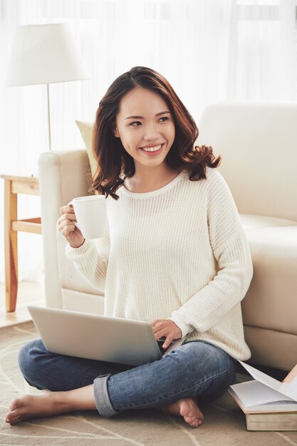 Belle femme asiatique souriante