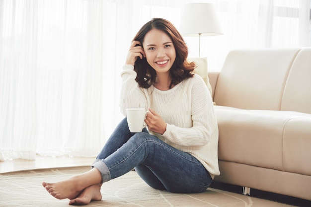 Photo gratuite belle femme au repos à la maison