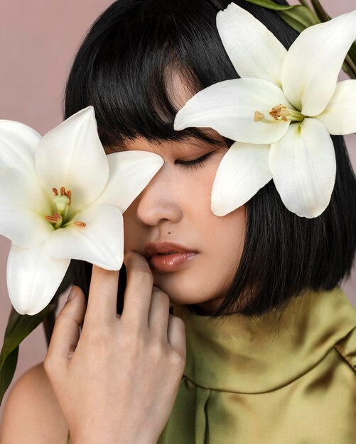 Belle femme avec des fleurs