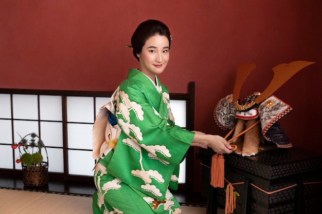 Photo gratuite belle femme japonaise à côté de l'objet traditionnel