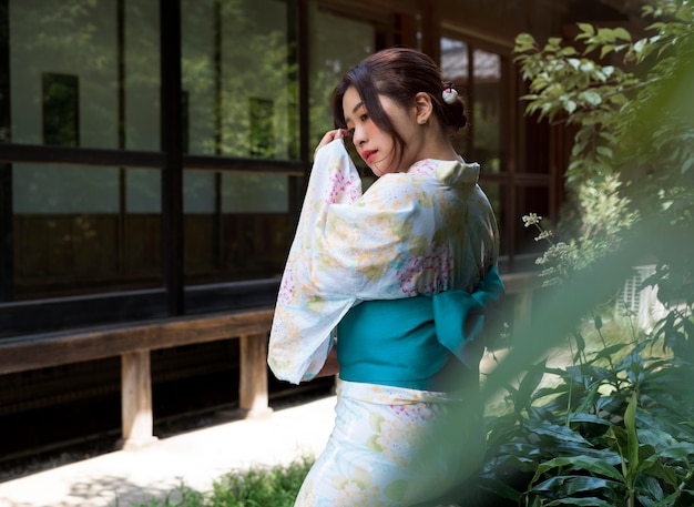 Photo gratuite belle femme japonaise portant un kimono traditionnel