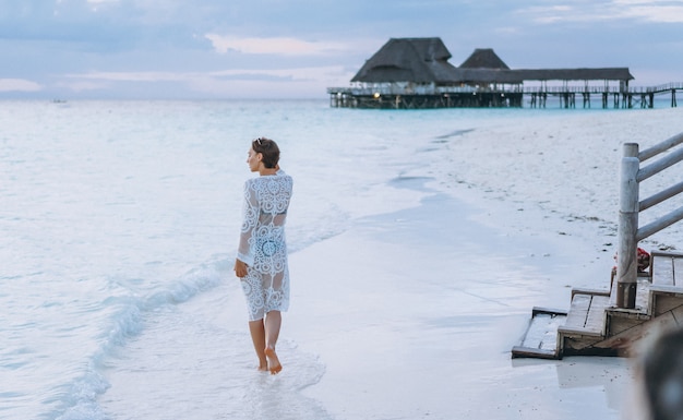 Photo gratuit belle femme en maillot de bain au bord de l'océan