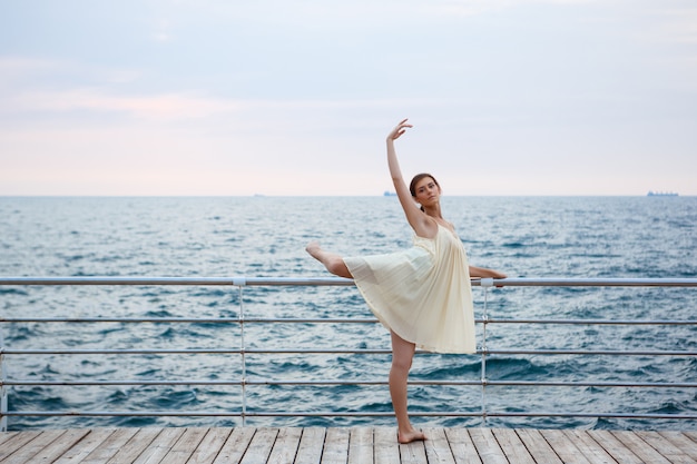 Photo gratuite belle jeune ballerine dansant et posant à l'extérieur