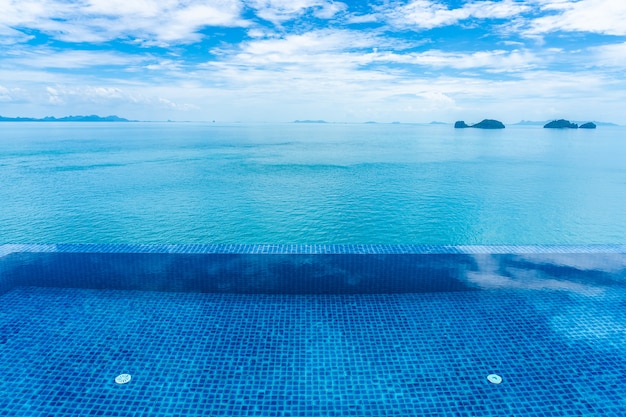 Photo gratuit belle piscine extérieure avec océan de mer sur ciel bleu de nuage blanc