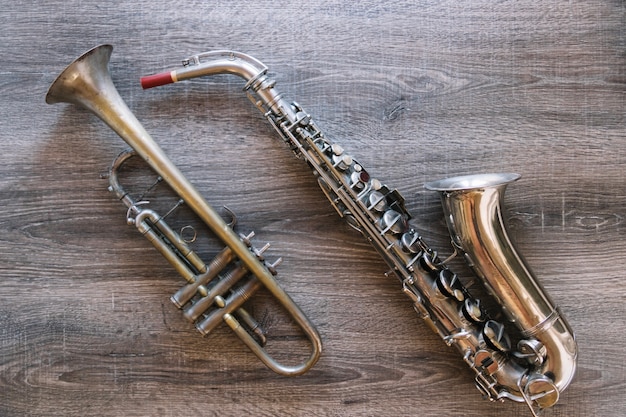 Photo gratuite belle trompette et saxophone