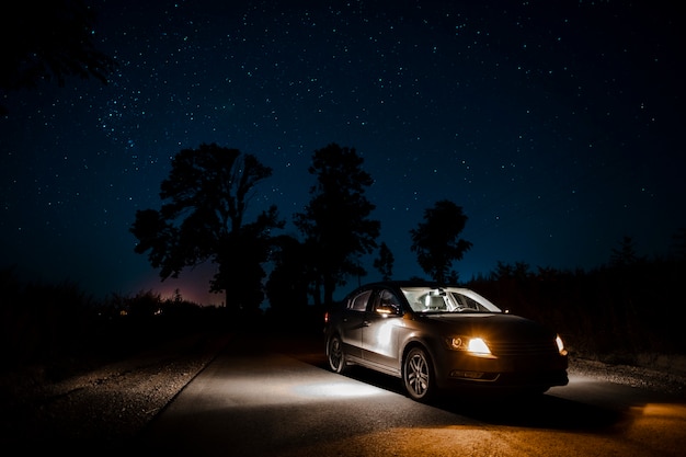 Belle voiture commerciale dans la nuit