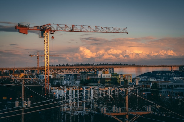 Photo gratuite belle vue sur un chantier de construction dans une ville au coucher du soleil