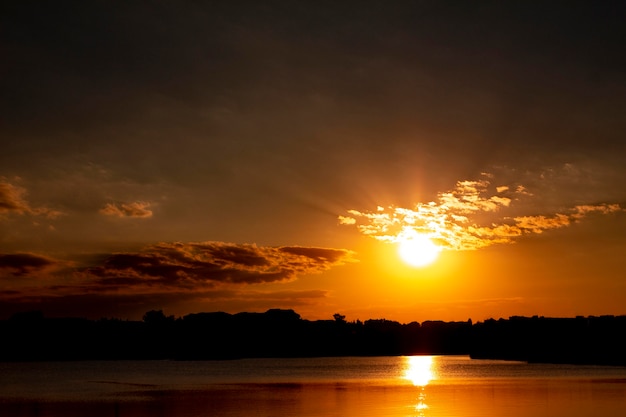 Belle vue sur la lumière du lever du soleil