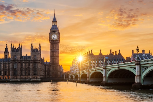 Photo gratuite big ben et westminster bridge au coucher du soleil, londres, royaume-uni