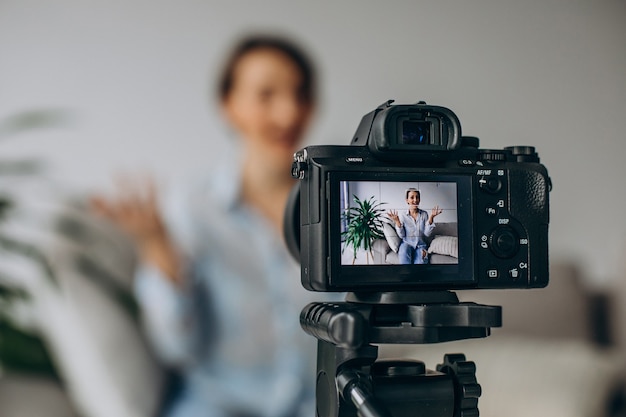 Photo gratuite blogueur de jeune femme enregistrant la vidéo sur l'appareil-photo