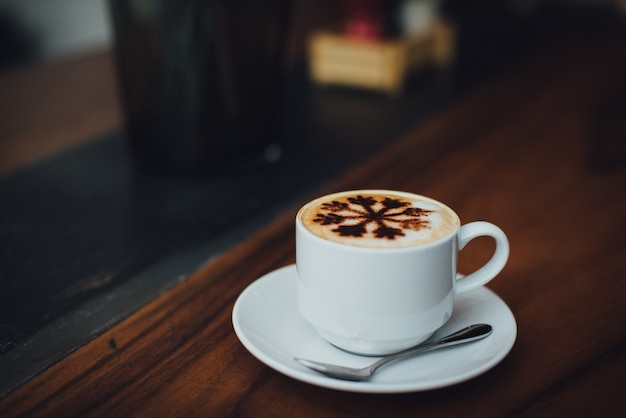 Photo gratuite boisson à base de café en bois de motif délicieux