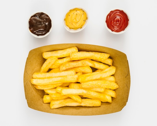 Photo gratuite boîte plate de frites avec des sauces