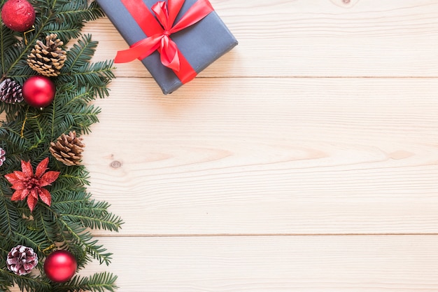 Photo gratuite boîte présente près d'un rameau en sapin orné