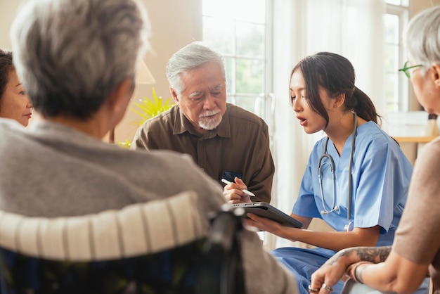 Photo gratuit bonheur une femme et des hommes âgés joyeux discutant avec une infirmière soignante médecin ayant une consultation de contrôle de santé dans la zone de vieles gardiens avec un couple de personnes âgées assis dans le salon de la maison de retraite