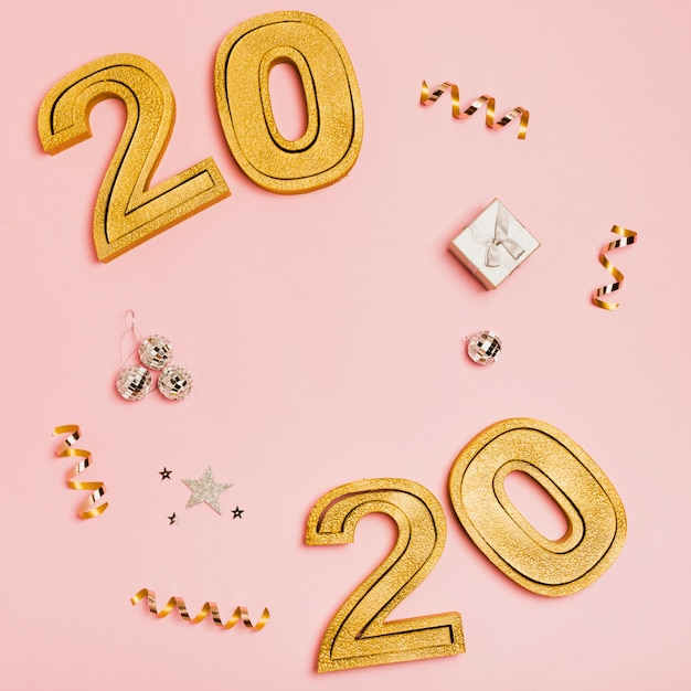 Photo gratuite bonne année avec chiffres 2020 sur fond rose