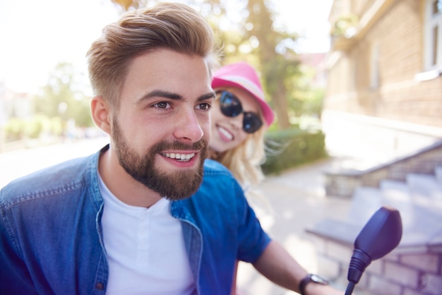 Photo gratuite bonne conduite par temps ensoleillé