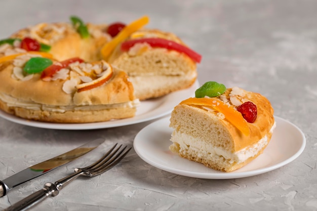 Photo gratuite bonne épiphanie savoureuse tranche de gâteau