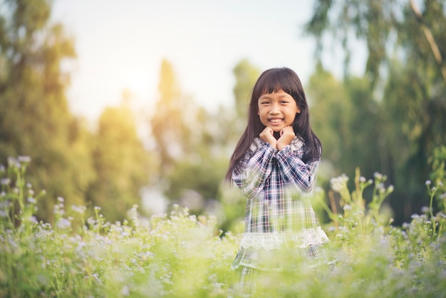 Photo gratuit bonne petite fille debout dans le pré