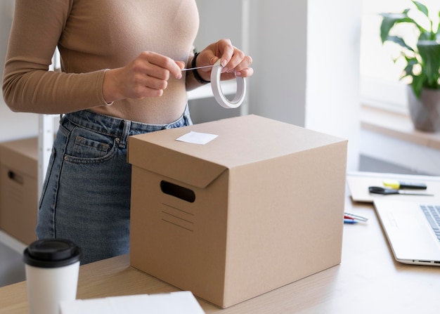 Photo gratuite bouchent la boîte d'emballage des mains