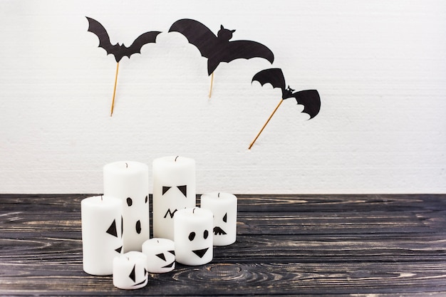 Photo gratuite bougies et chauves-souris décor pour halloween