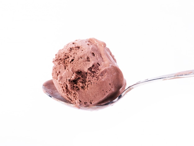 Boule de glace au chocolat sur la cuillère