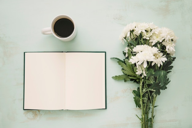 Bouquet et cahier ouvert près du café