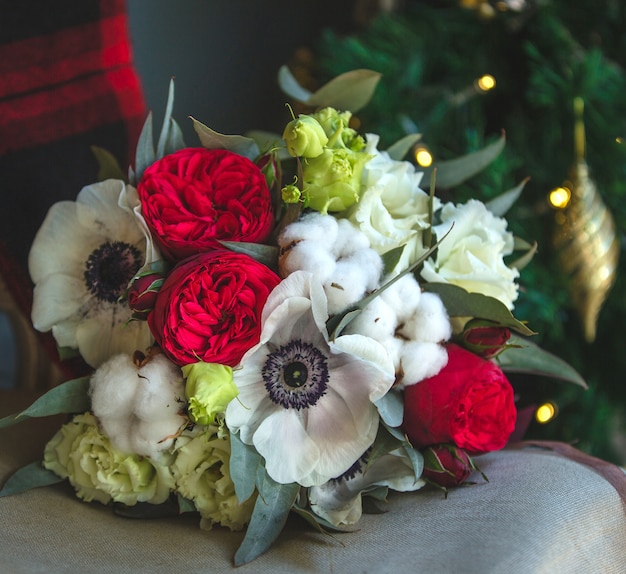 Photo gratuite un bouquet de fleurs mélangées sur les meubles.