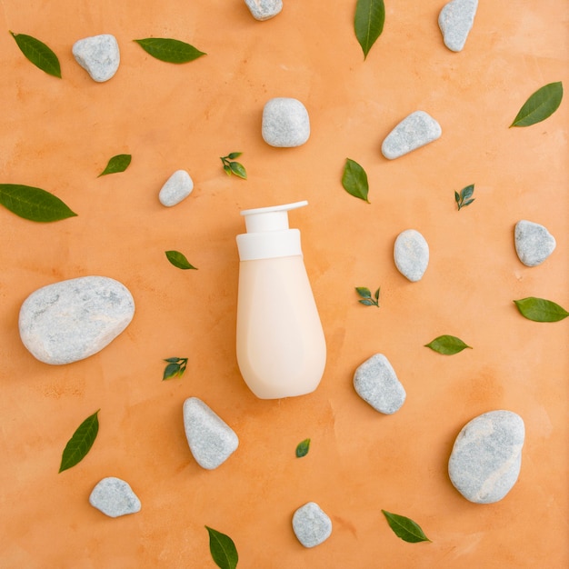 Photo gratuite bouteille de lotion sur table