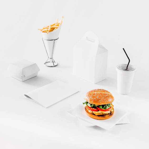 Photo gratuite burger frais; frites; colis et coupe d'élimination sur fond blanc