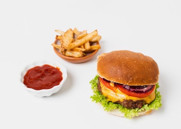 Photo gratuite burger avec frites et ketchup sur une table blanche