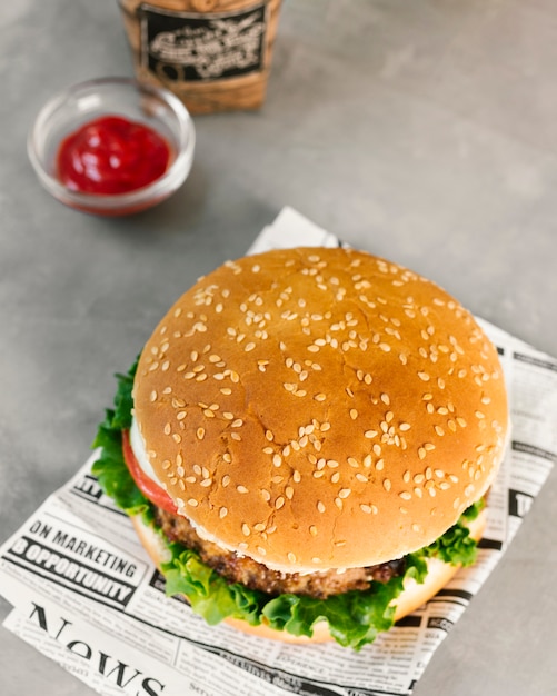 Photo gratuite burger gros plan sur un journal