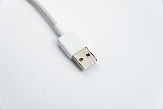 Photo gratuit câble usb sur fond isolé blanc