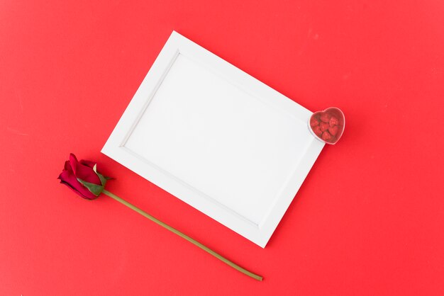 Cadre photo avec coeurs d&#39;ornement près de la fleur