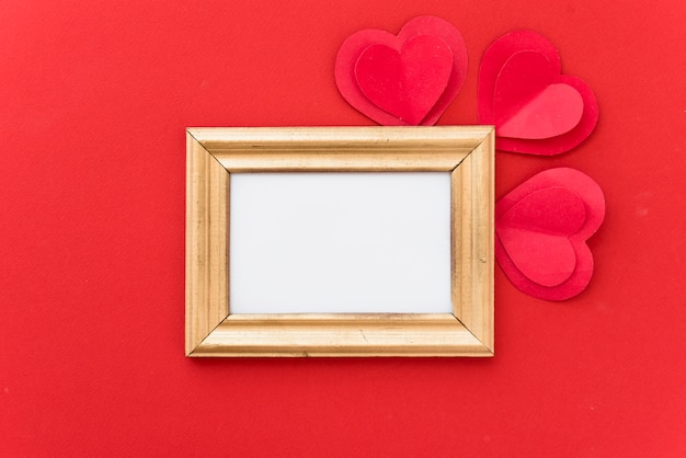 Photo gratuite cadre photo avec coeurs de papier d'ornement