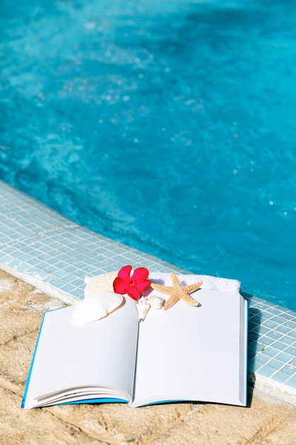 Cadre de spa avec fleur et livre blanc