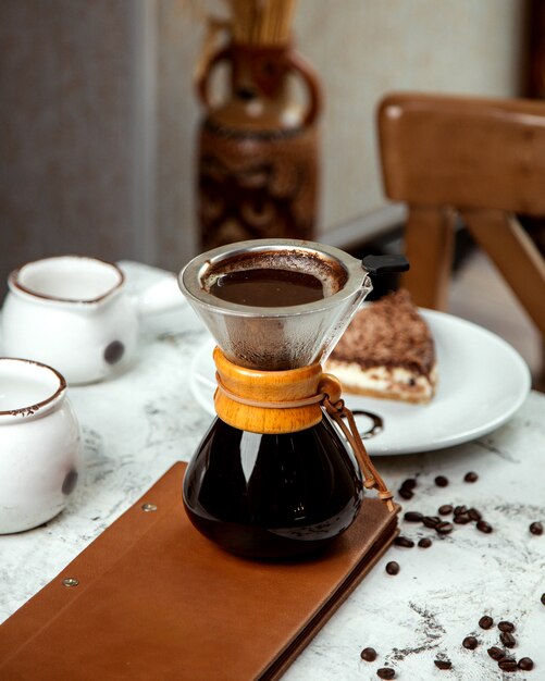 Café bouilli dans un verre spécial