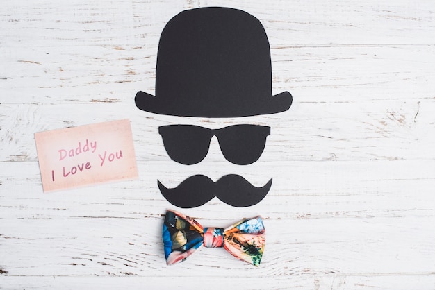 Photo gratuite caractère de papier avec moustache, chapeau et des lunettes pour la fête des pères